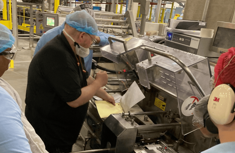 Setting up sealing jaws on flow wrapper